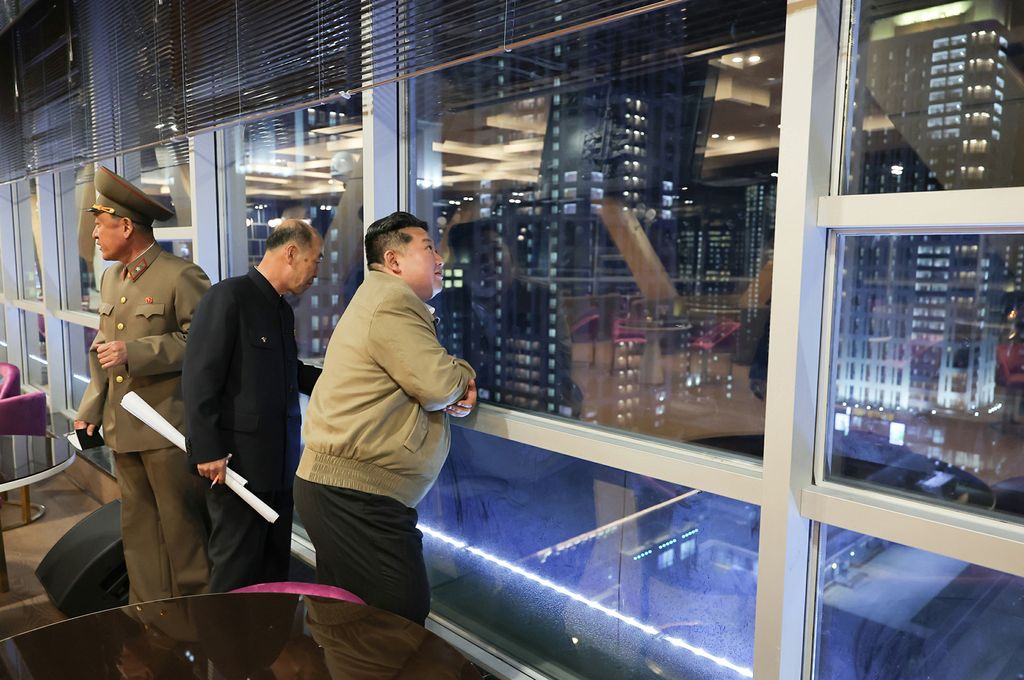 Respected Comrade Kim Jong Un Guides Preparations for Operating Major Neighbourhood-serving Amenities Built in Third-stage Section of Hwasong Area - Image 9