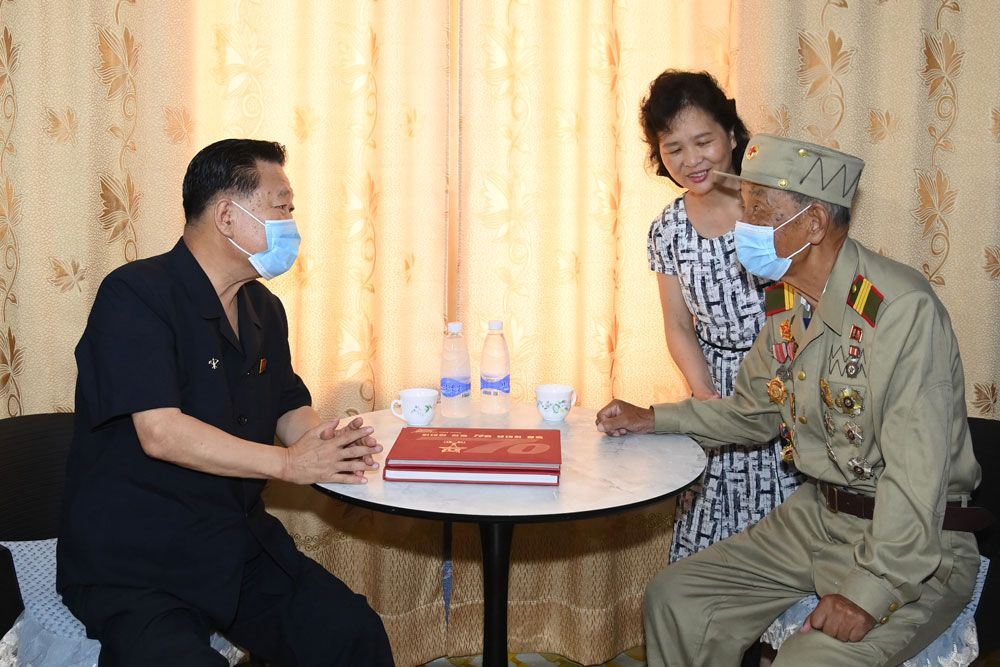 Senior Officials of DPRK Visit Families of War Veterans - Image 2