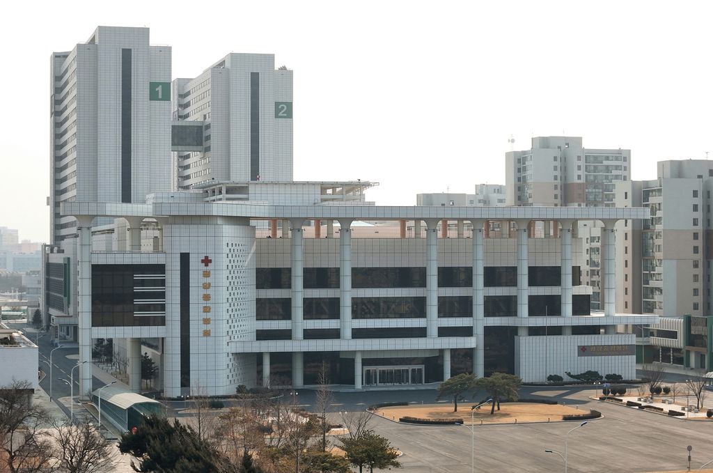 Respected Comrade Kim Jong Un Visits Completed Pyongyang General Hospital - Image 34