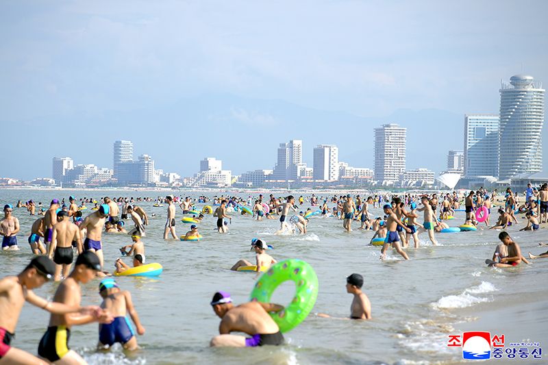Students of revolutionary schools spend enjoyable days in Wonsan Kalma Coastal Tourist Area - Image 11