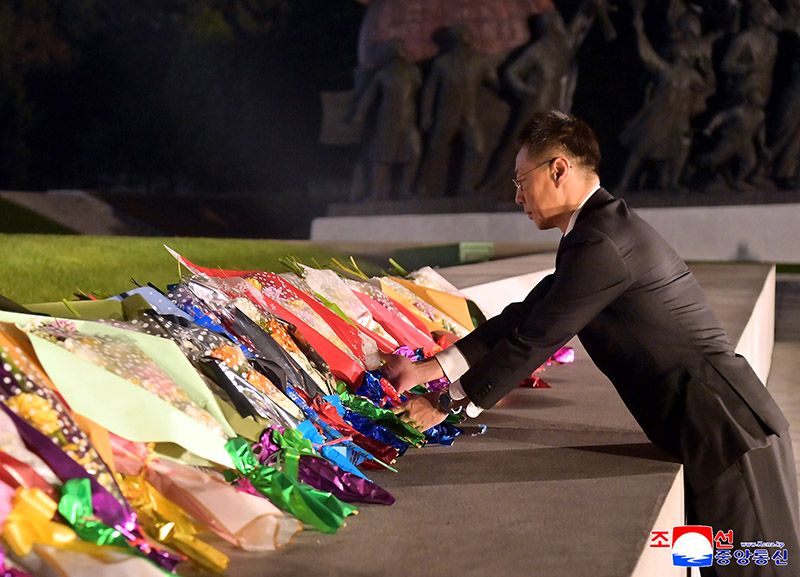 Korean students from Japan pay floral tribute to President Kim Il Sung and Chairman Kim Jong Il  - Image 3
