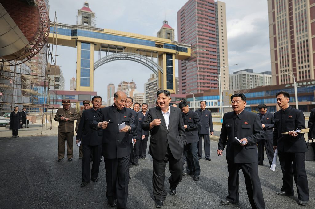 Respected Comrade Kim Jong Un Visits Construction Site of 10 000 Flats at Third Stage in Hwasong Area Nearing Completion - Image 27