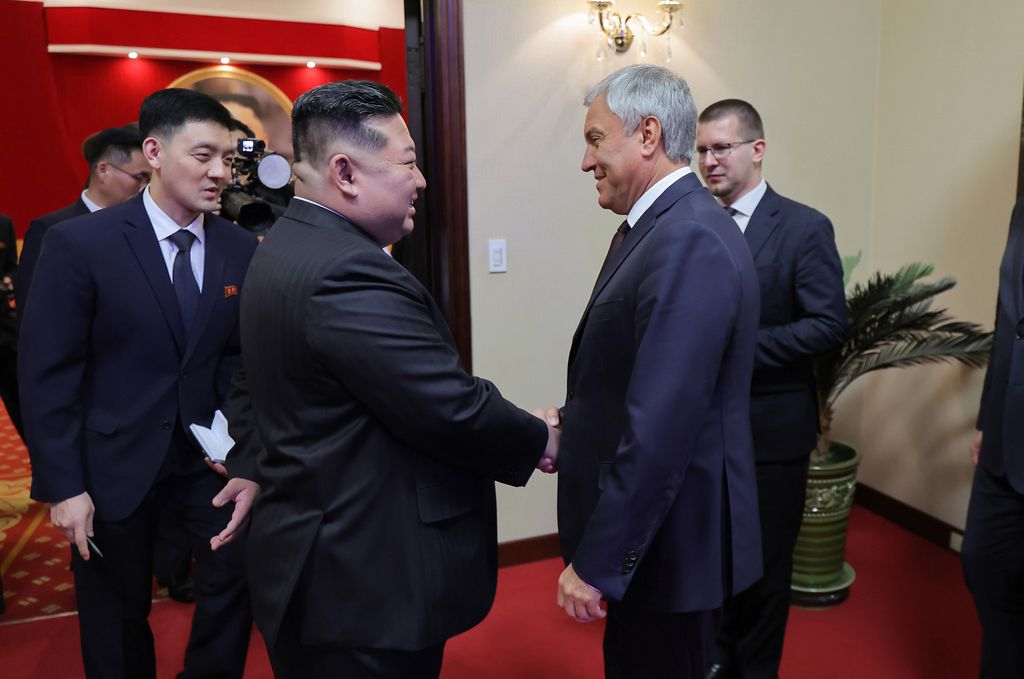 Russian Artistes Give Art Performance