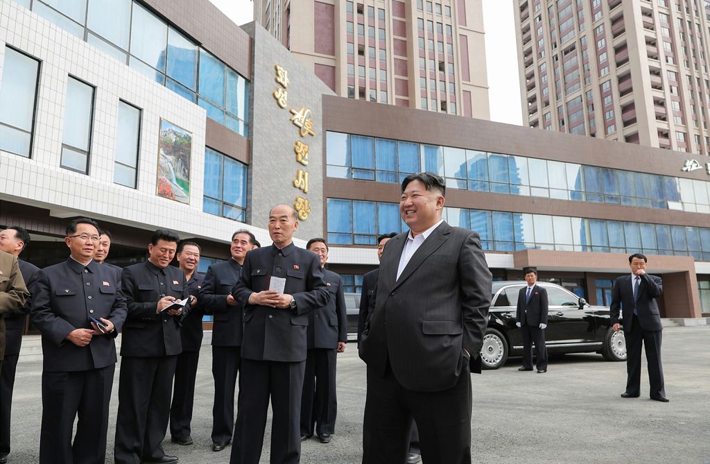 Respected Comrade Kim Jong Un Visits Construction Site of 10 000 Flats at Third Stage in Hwasong Area Nearing Completion - Image 25