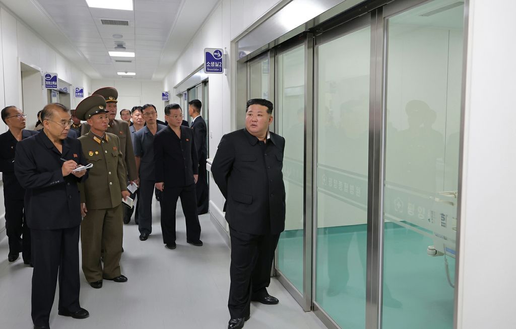 Respected Comrade Kim Jong Un Visits Pyongyang General Hospital Nearing Inauguration - Image 16