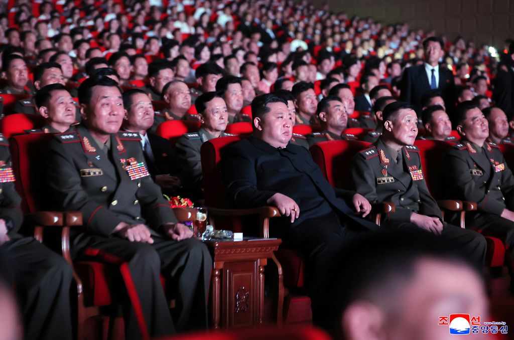 Artistic performance given in honour of commanding officers and combatants of overseas operation units of KPA