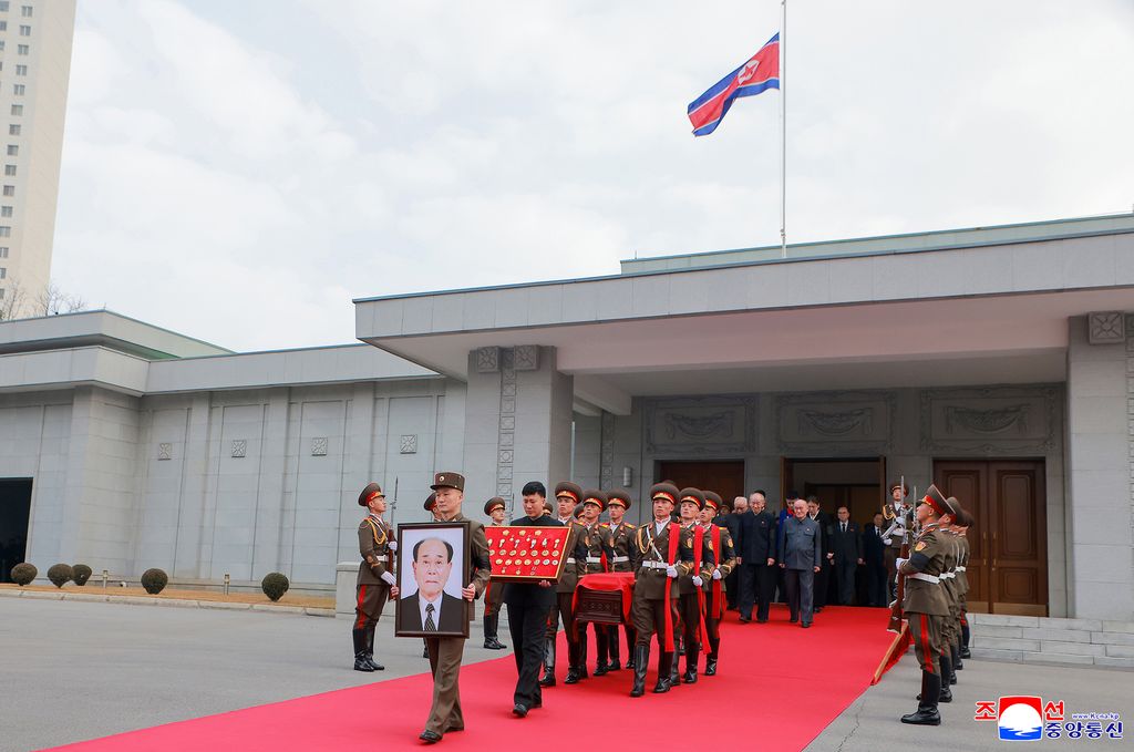 Funeral for late Kim Yong Nam held - Image 6