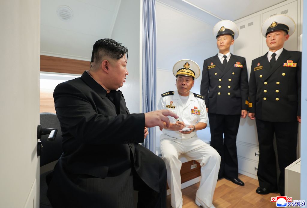 RespectedComrade Kim Jong Un visits destroyer Choe Hyon and learns about training and life of sailors - Image 4