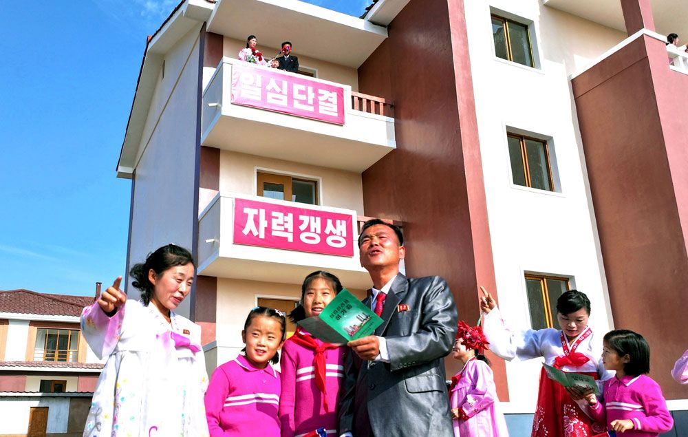 Farmers of Nongpho Vegetable Farm in Chongjin City Move into New Houses - Image 7