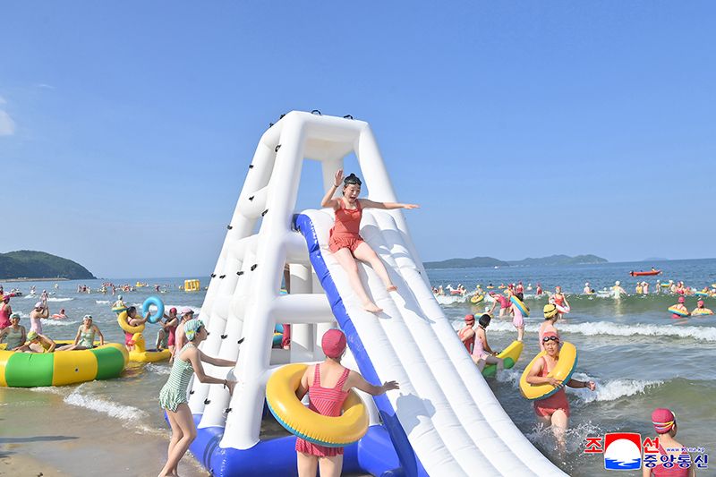 Students of revolutionary schools spend enjoyable days in Wonsan Kalma Coastal Tourist Area - Image 15