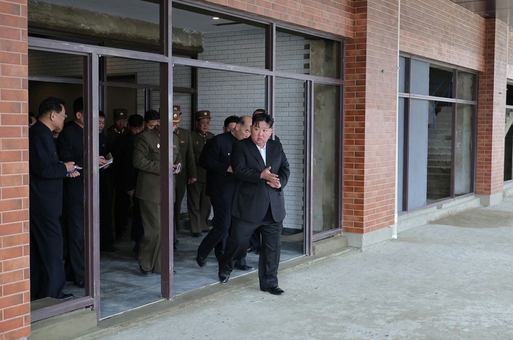 Respected Comrade Kim Jong Un Visits Construction Site of 10 000 Flats at Third Stage in Hwasong Area Nearing Completion - Image 21