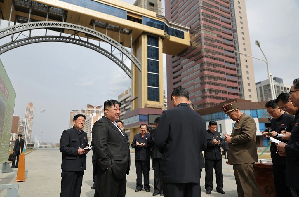 Respected Comrade Kim Jong Un Visits Construction Site of 10 000 Flats at Third Stage in Hwasong Area Nearing Completion - Image 8