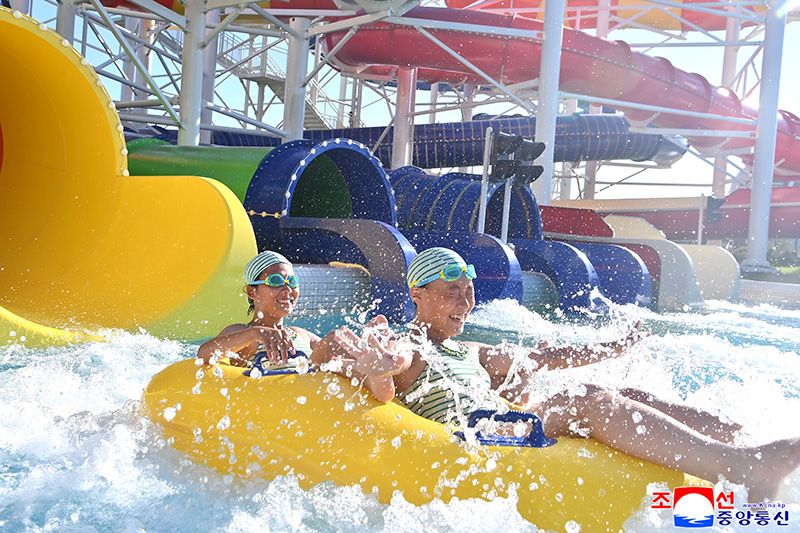 Students of revolutionary schools spend enjoyable days in Wonsan Kalma Coastal Tourist Area - Image 18