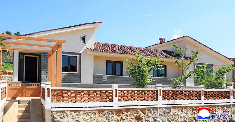 Farmers move into new houses in Sonchon - Image 4