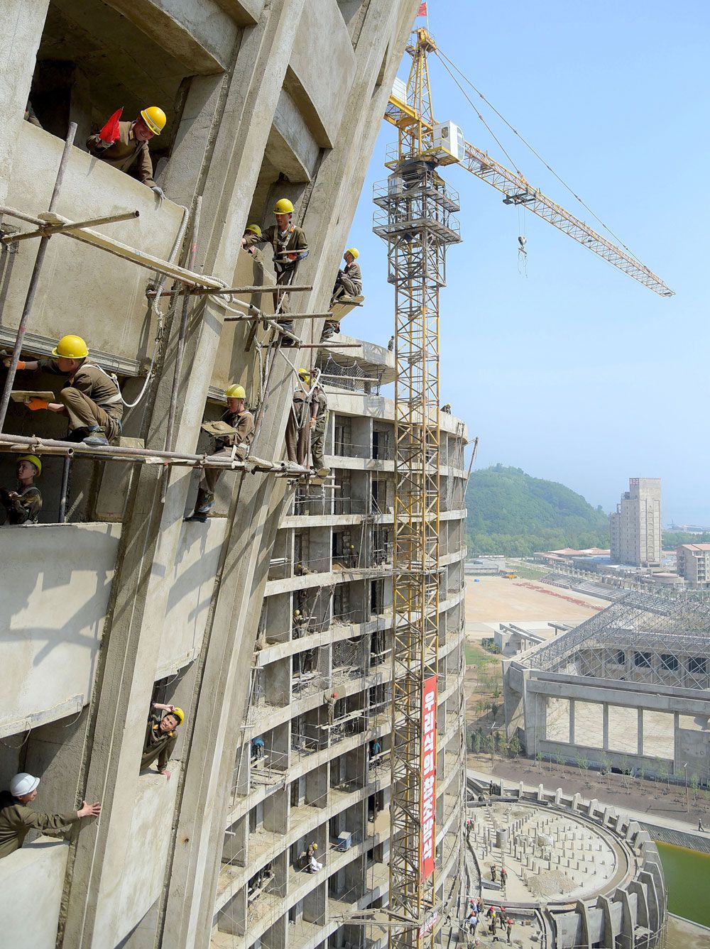 KCNA Report on Completion of Coastal Tourist Resort in Myongsasimni of Kalma Peninsula - Image 5