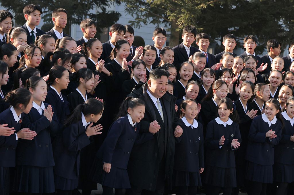 Respected Comrade Kim Jong Un Meets Members of Art Troupe of Korean Schoolchildren in Japan - Image 4