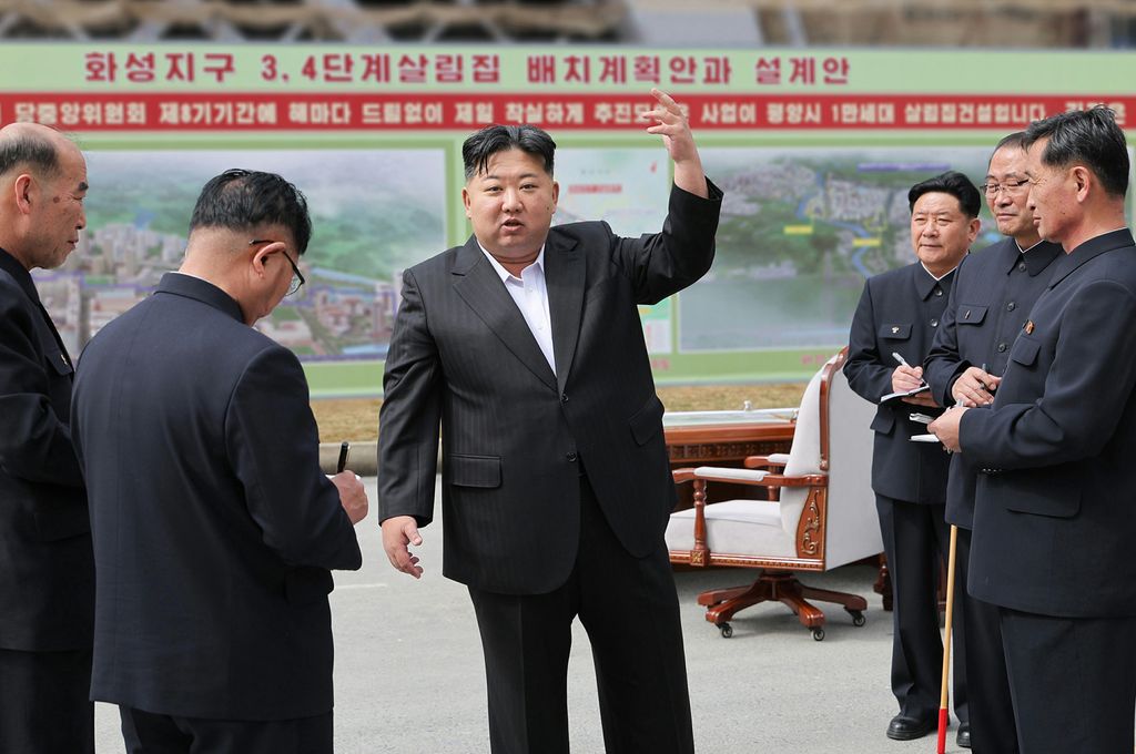 Respected Comrade Kim Jong Un Visits Construction Site of 10 000 Flats at Third Stage in Hwasong Area Nearing Completion - Image 3