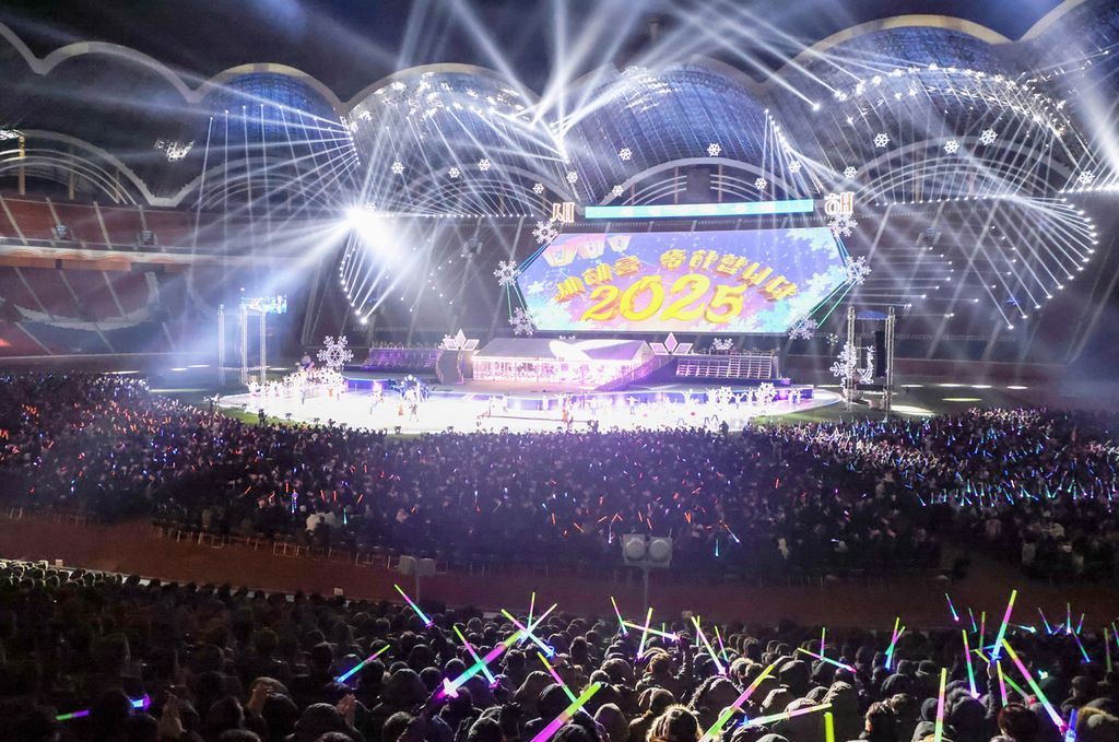 Art Performance Given for Seeing in New Year - Image 9