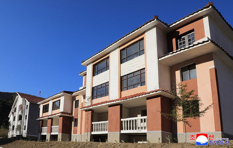 Farmers of Jajak and Yoksu farms in Jagang Province move into new houses - Image 4