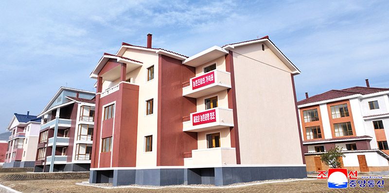 Farmers move into new houses at Nongpho Vegetable Farm in Chongjin