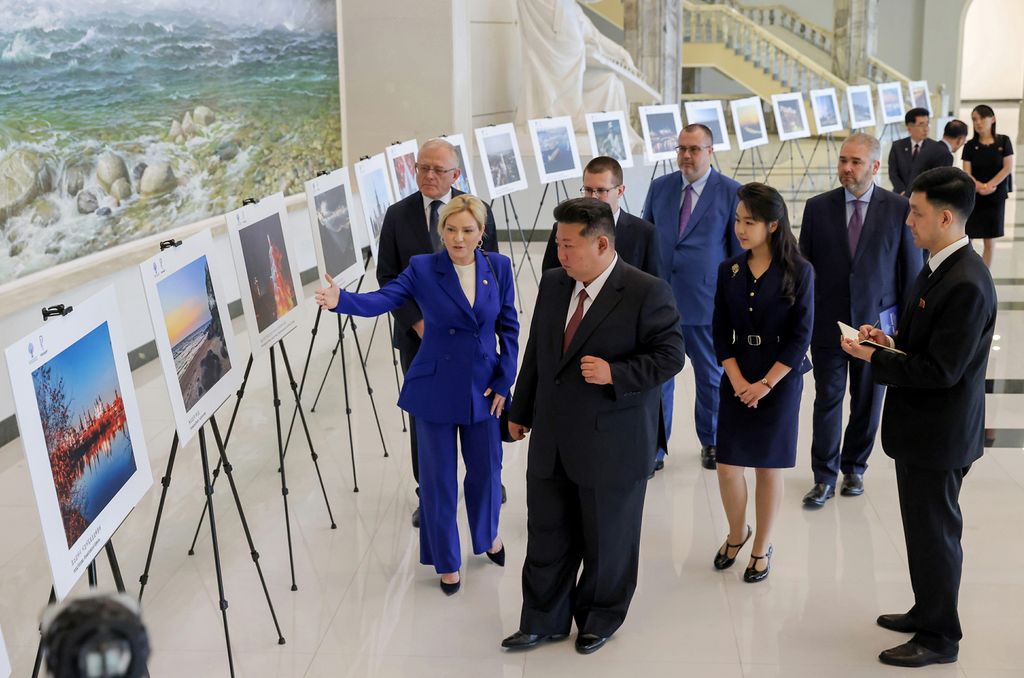 Respected Comrade Kim Jong Un Meets Russian Minister of Culture and Enjoys Art Performances - Image 2