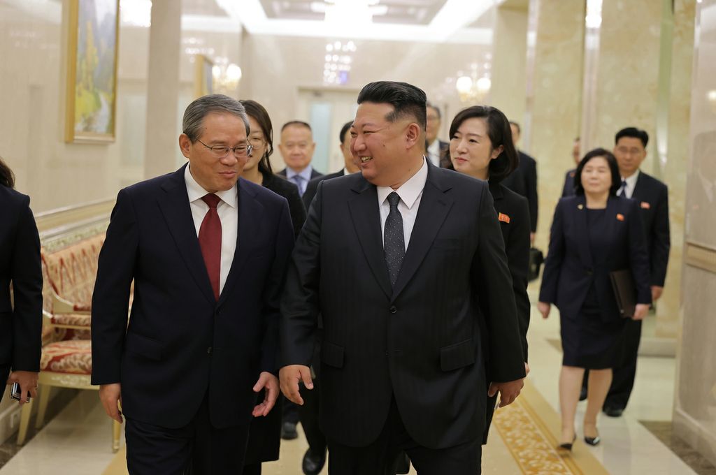 Respected Comrade Kim Jong Un Meets Premier of State Council of People’s Republic of China