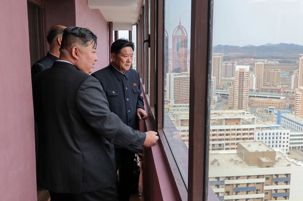 Respected Comrade Kim Jong Un Visits Construction Site of 10 000 Flats at Third Stage in Hwasong Area Nearing Completion - Image 10