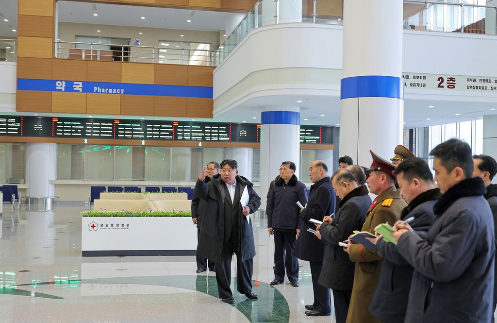 Respected Comrade Kim Jong Un Visits Completed Pyongyang General Hospital - Image 11