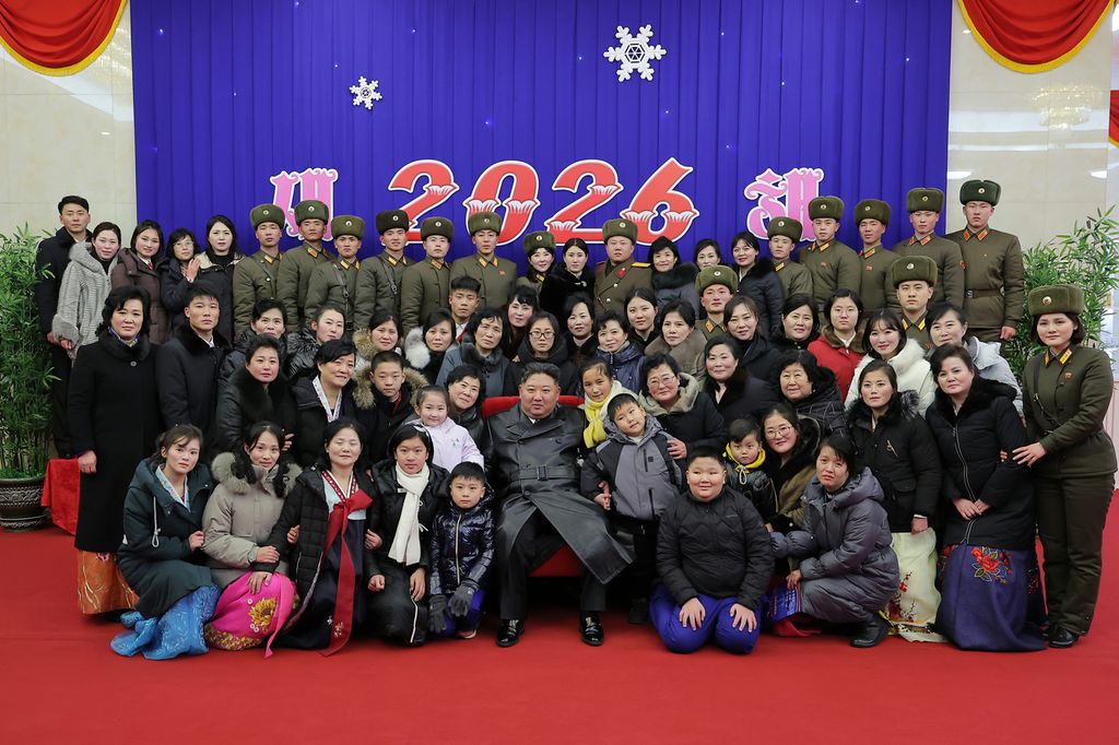 Respected Comrade Kim Jong Un Has Photo Session with Families of Commanding Officers of Overseas Operations Units