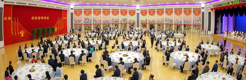 Banquet for Labor Innovators and Meritorious Persons Given in Celebration of New Year - Image 3