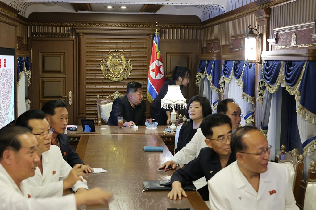 Respected Comrade Kim Jong Un Returns to Pyongyang after Finishing His Visit to China - Image 2