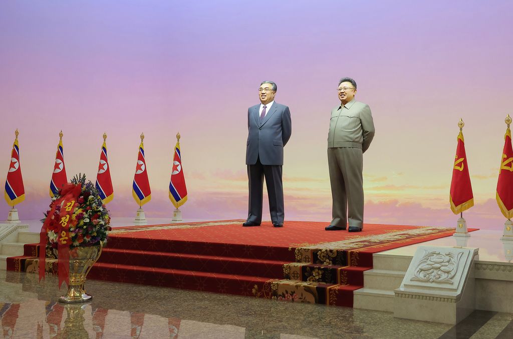 Respected Comrade Kim Jong Un Visits Kumsusan Palace of Sun on Day of Shining Star - Image 4