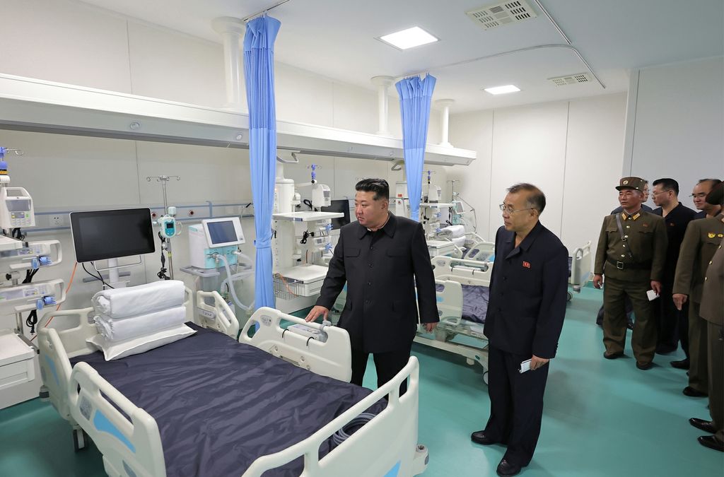 Respected Comrade Kim Jong Un Visits Pyongyang General Hospital Nearing Inauguration - Image 14