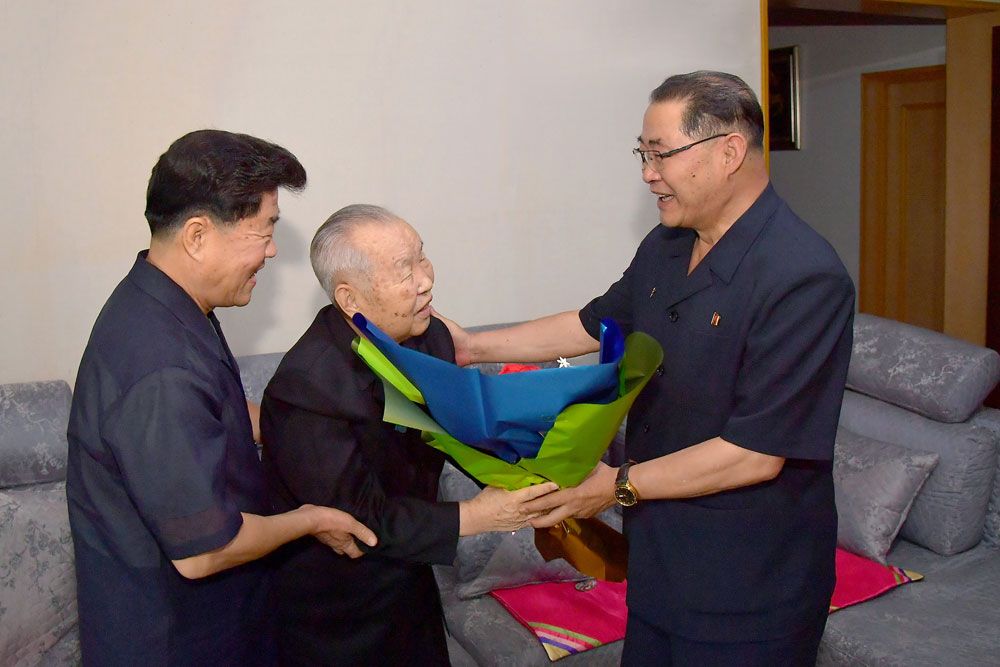 Senior Officials of DPRK Visit Families of War Veterans