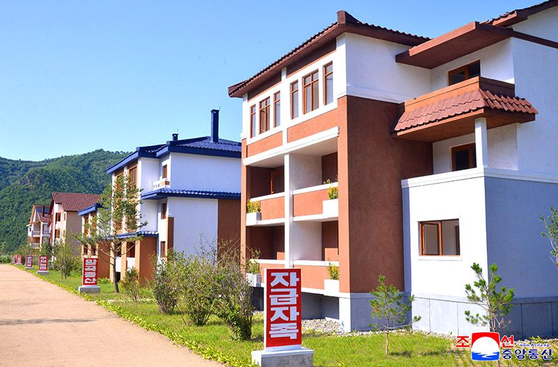 Farmers move into new houses in Hoeryong - Image 9