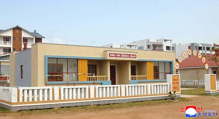 New houses built in Phyongwon County - Image 4