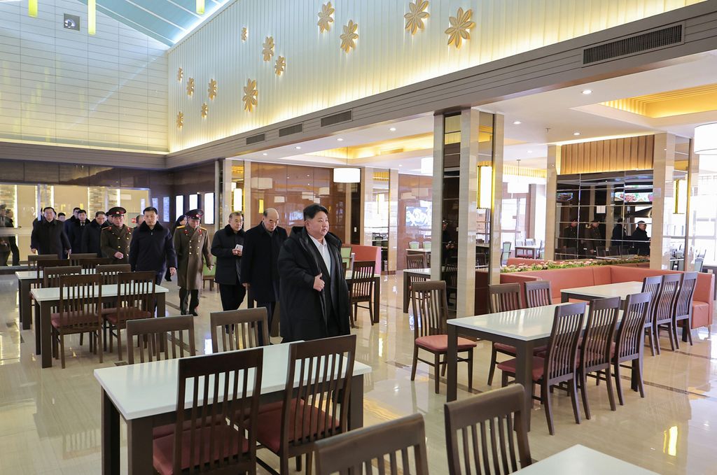 Respected Comrade Kim Jong Un Visits Completed Pyongyang General Hospital - Image 21