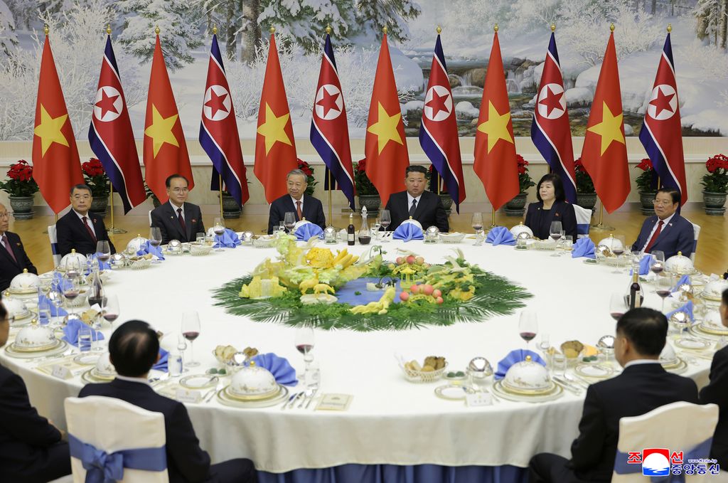 RespectedComrade Kim Jong Un has talks with General Secretary of Central Committee of Communist Party of Vietnam - Image 6