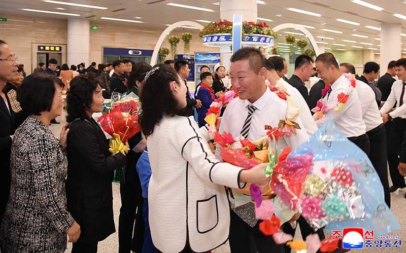 DPRK acrobats come back home - Image 2