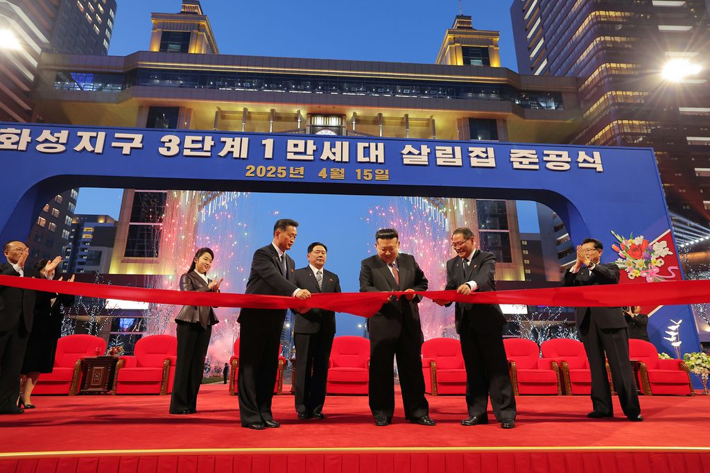 Another Spectacular Appearance Symbolic of New Heyday of Pyongyang Construction and Efflorescence of Pyongyang CultureInauguration Ceremony of 10 000 Flats at Third Stage in Hwasong Area Takes Place with Splendour