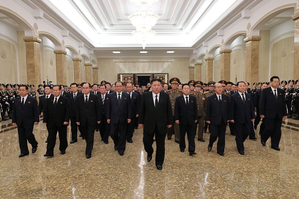 Respected Comrade Kim Jong Un Visits Kumsusan Palace of Sun