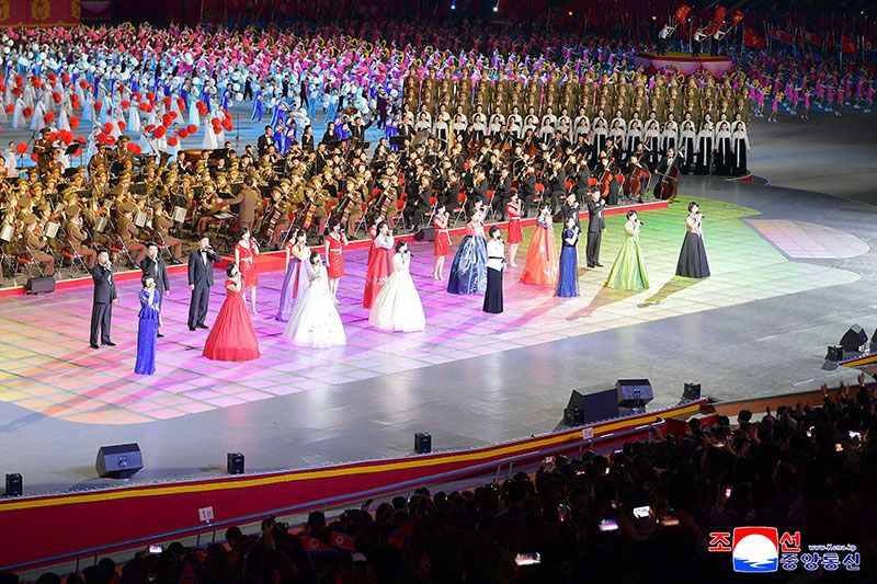 Grand chorus resounding through sky in October - Image 2