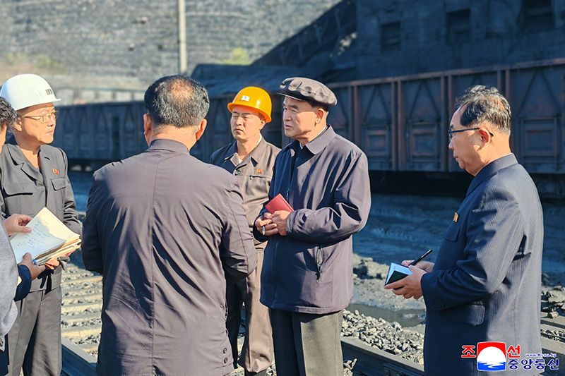 Secretaries of WPK Central Committee inspect Jenam Coal Mine
