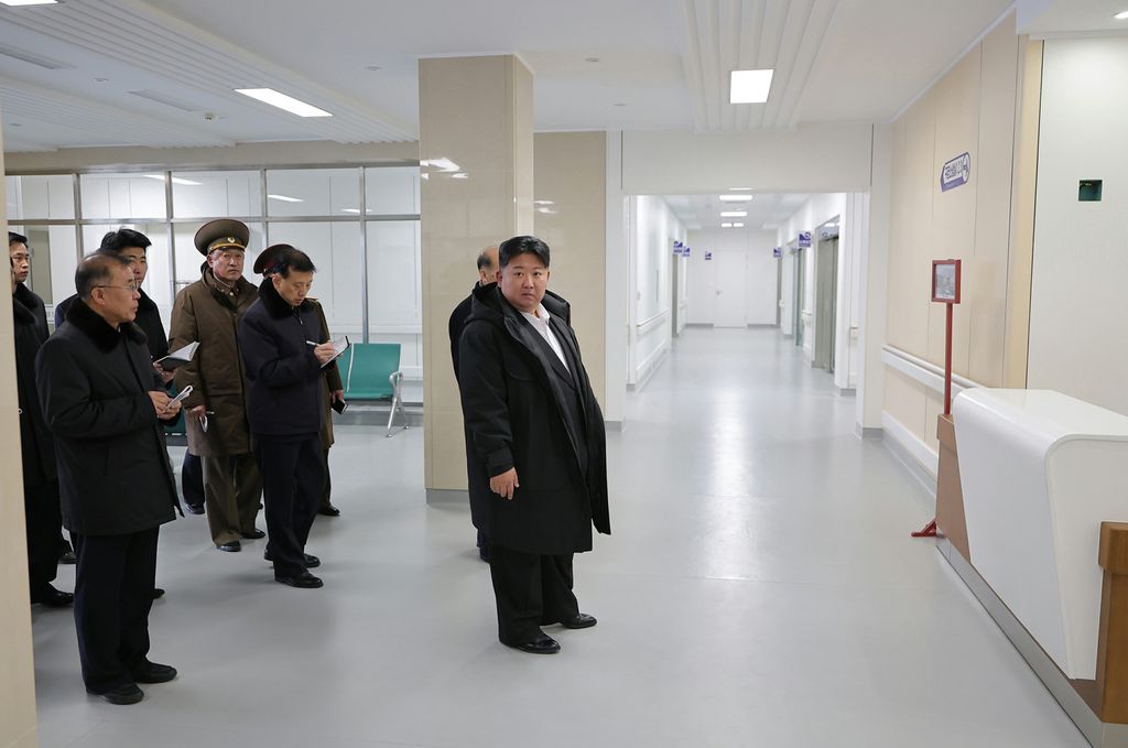 Respected Comrade Kim Jong Un Visits Completed Pyongyang General Hospital - Image 25