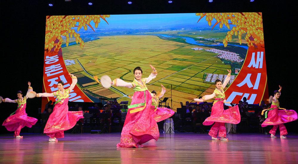 Wangjaesan Art Troupe Gives Music and Dance Performance - Image 2