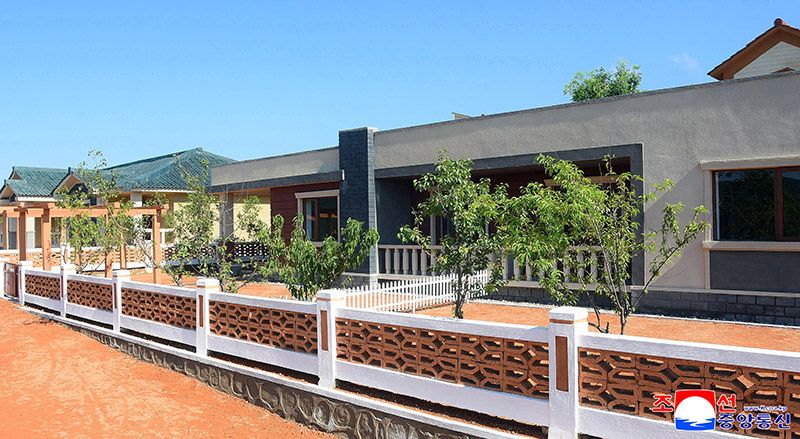 Farmers move into new houses in Sonchon - Image 8