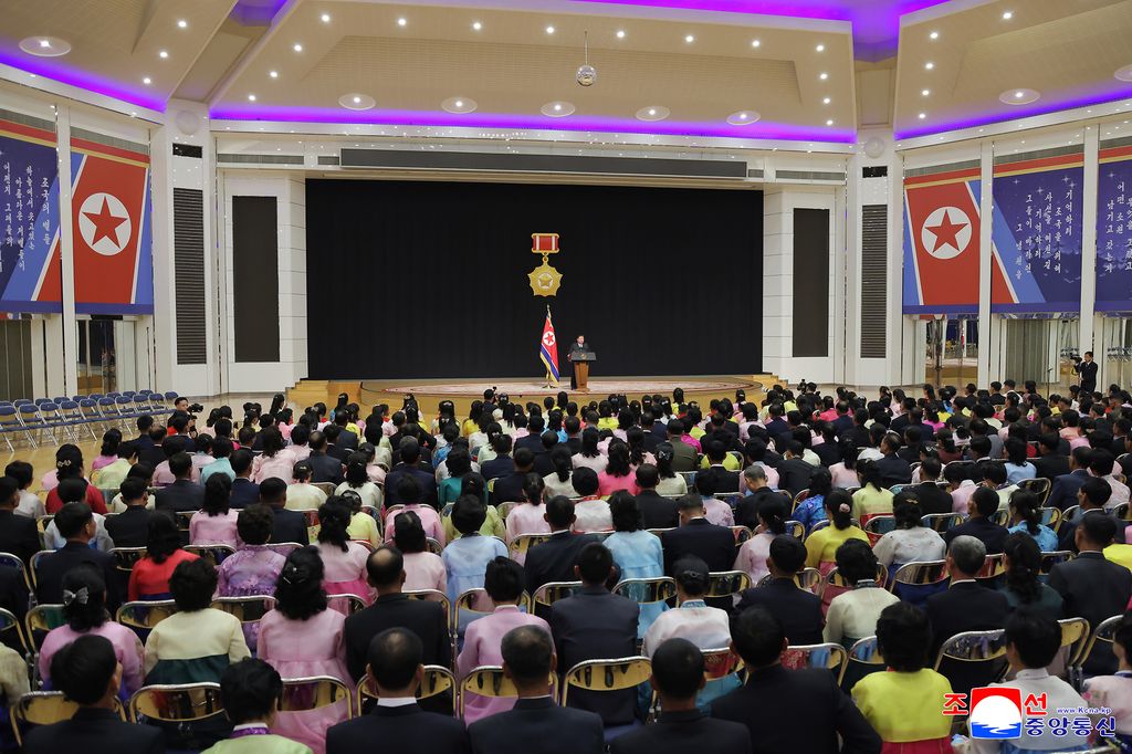 RespectedComrade Kim Jong Un meets bereaved families of martyrs who performed distinguished feats in overseas military operations and has photo session with them - Image 11