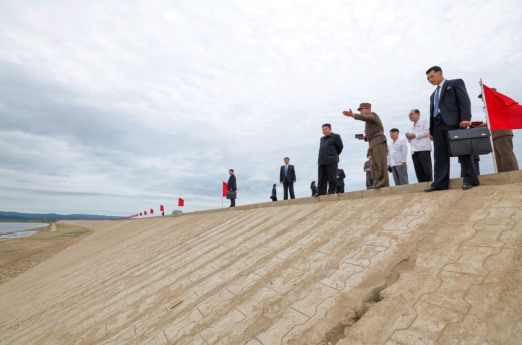 Respected Comrade Kim Jong Un Gives Field Guidance at Construction Sites of Wihwado Combined Greenhouse Farm and Permanent Embankments in Island Area - Image 9