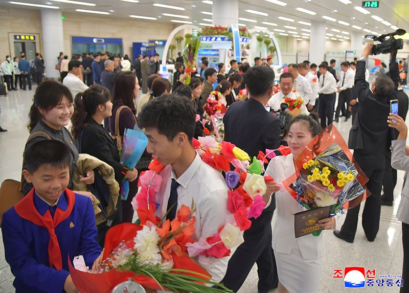 DPRK acrobats come back home - Image 3