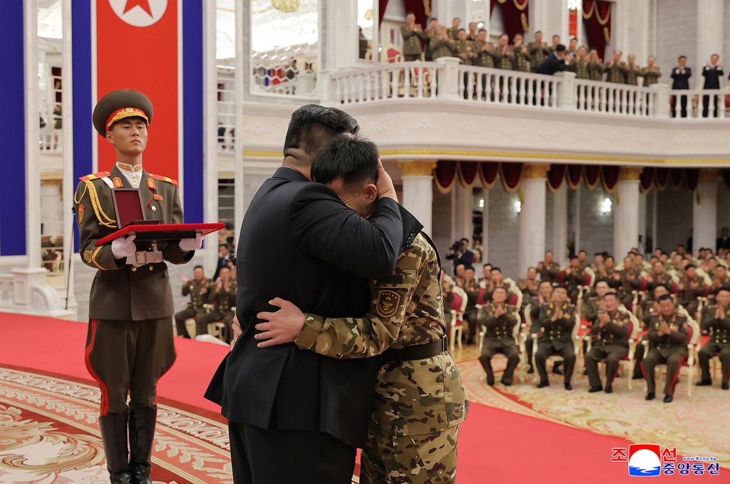 Highest glory to representatives of great honour of DPRK, admirable sonsCeremony of awarding state commendations to commanding officers and combatants of KPA overseas operation units takes place - Image 8
